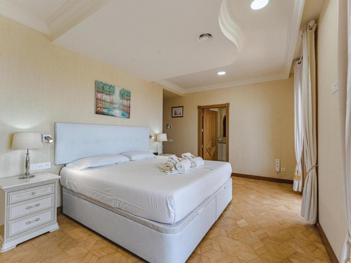 Luxury Villa Nautilus Heated Pool Spa 아데제 외부 사진