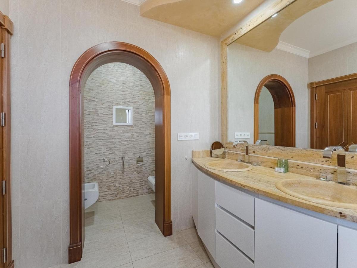 Luxury Villa Nautilus Heated Pool Spa 아데제 외부 사진
